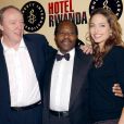 Paul Rusesabagina entouré du réalisateur Terry George et d'Angelina Jolie en 2004 lors de la première du film Hôtel Rwanda 