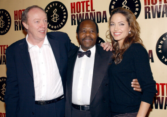 Paul Rusesabagina entouré du réalisateur Terry George et d'Angelina Jolie en 2004 lors de la première du film Hôtel Rwanda