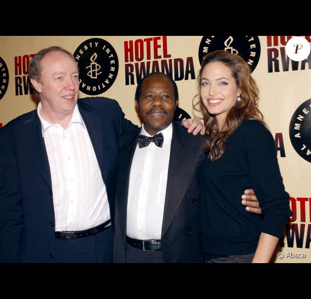 Paul Rusesabagina entouré du réalisateur Terry George et d'Angelina Jolie en 2004 lors de la première du film Hôtel Rwanda