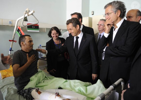 Bernard-Henri Lévy et Nicolas Sarkozy dans un centre médical de Tripoli, en Libye, en septembre 2011.
