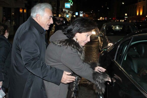 Dominique Strauss-Kahn et Anne Sinclair célèbrent leur 20e anniversaire de mariage en allant voir Intouchables au cinéma, à Paris, le 26 novembre 2011.