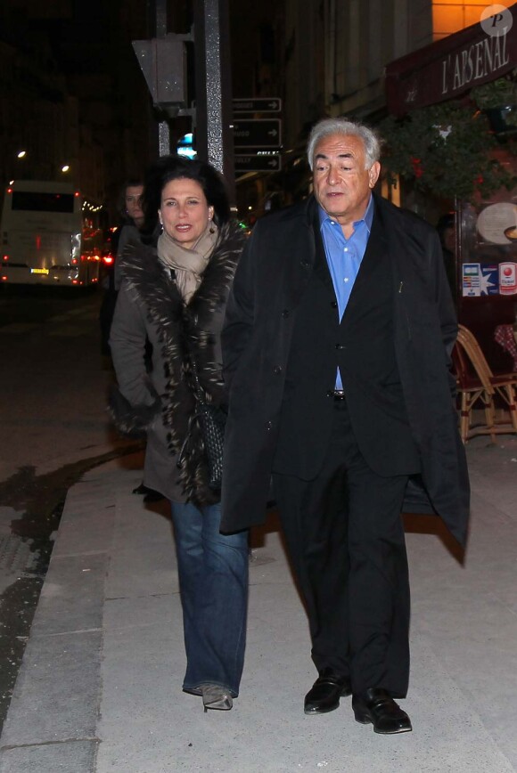 Dominique Strauss-Kahn et Anne Sinclair célèbrent leur 20e anniversaire de mariage en allant voir Intouchables au cinéma, à Paris, le 26 novembre 2011.