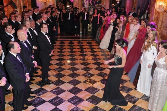Belle ambiance lors du Bal des débutantes le 26 novembre 2011 à l'Hôtel de Crillon à Paris. Tallulah Willis a ouvert le bal avec son père Bruce