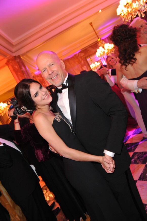 Bruce Willis fier de sa fille Tallulah lors du bal des débutantes à Paris le 26 novembre 2011