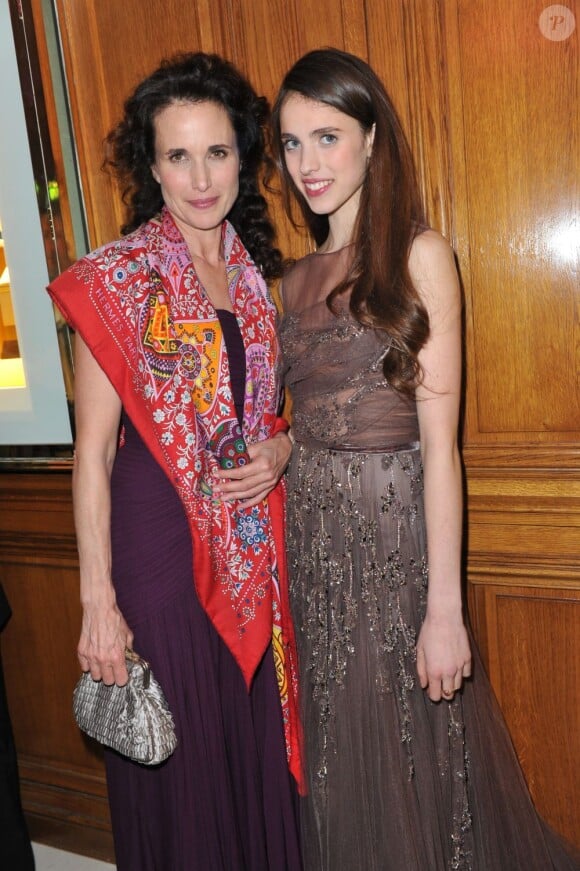 Andie MacDowell et sa fille lors du bal des débutantes à Paris le 26 novembre 2011