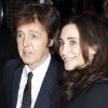 Paul McCartney et sa femme Nancy Shevell arrivent à la boutique Stella McCartney à Londres, le 29 novembre 2011.