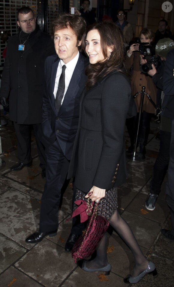 Paul McCartney et sa femme Nancy Shevell arrivent à la boutique Stella McCartney à Londres, le 29 novembre 2011.