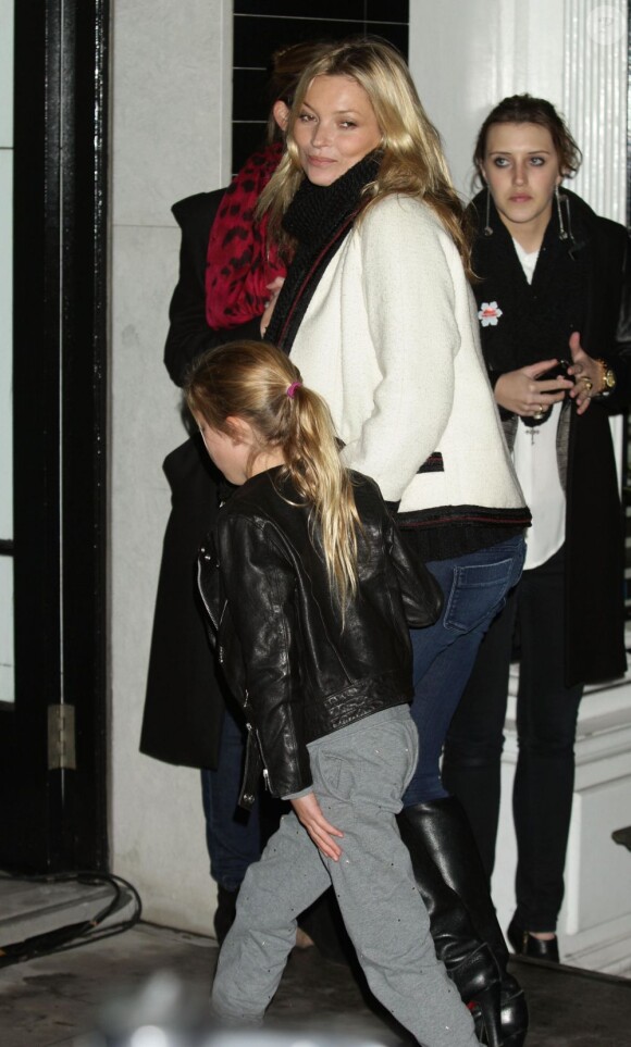Kate Moss était également de la partie, venant soutenir son amie Stella McCartney pour l'illumination de sa boutique. Londres, le 29 novembre 2011.