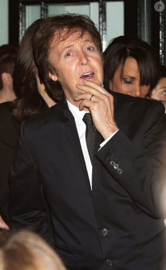 Un Paul McCartney d'humeur joueuse était à l'illumination de la boutique Stella McCartney à Londres, le 29 novembre 2011.