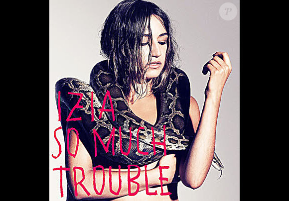Izïa sur la pochette de son album So much trouble, sorti le 14 novembre 2011.