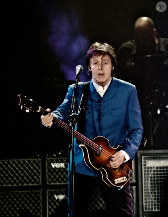 Paul McCartney très en forme à Bercy, Paris, le 30 novembre 2011.