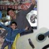 Gad Elmaleh vend aux enchères la fameuse guitare avec laquelle il chantait Petit oiseau. L'argent récolté lors de cette vente sera reversé au Téléthon.