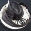 Geneviève de Fontenay vend aux enchères l'un de ses fameux chapeaux. L'argent récolté lors de cette vente sera reversé au Téléthon.