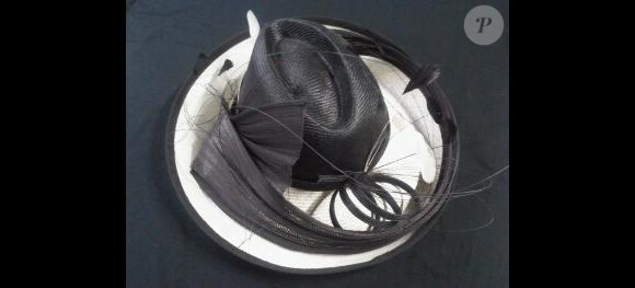 Geneviève de Fontenay vend aux enchères l'un de ses fameux chapeaux. L'argent récolté lors de cette vente sera reversé au Téléthon.
