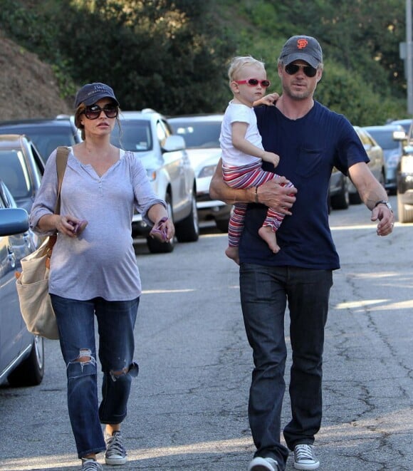 Rebecca Gayheart enceinte, son mari Eric Dane et leur fille Billie à Los Angeles le 15 octobre 2011