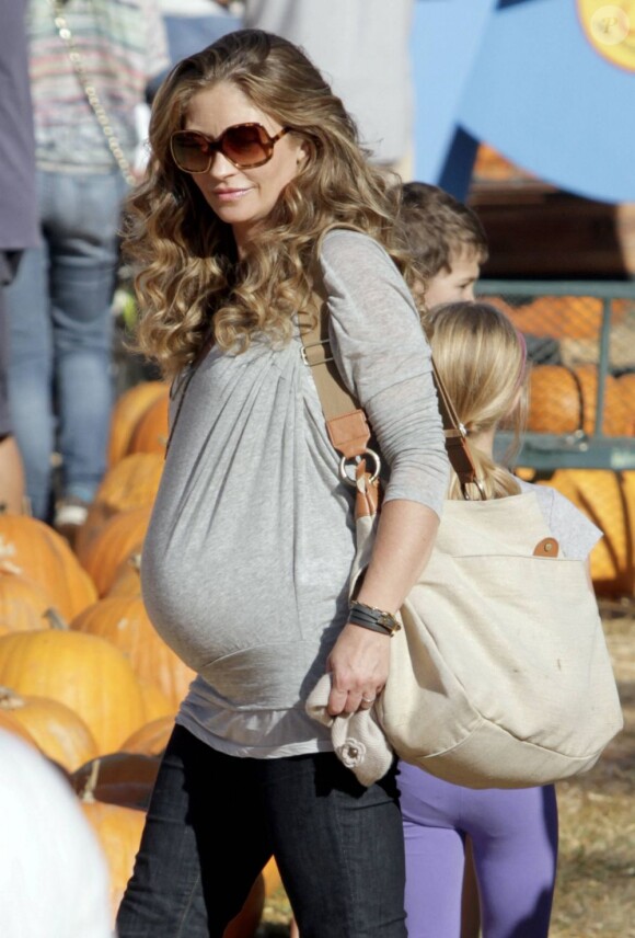 Rebecca Gayheart enceinte, à Los Angeles le 16 octobre 2011