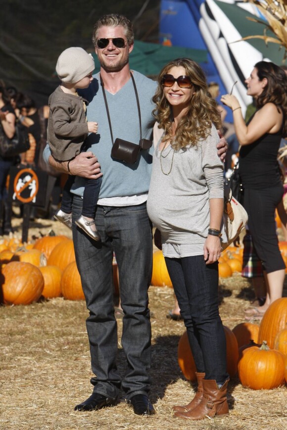 Rebecca Gayheart enceinte, son mari Eric Dane et leur fille Billie à Los Angeles le 16 octobre 2011