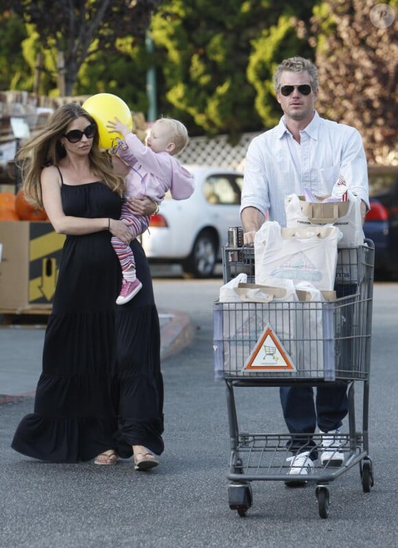 Rebecca Gayheart enceinte, son mari Eric Dane et leur fille Billie à Los Angeles le 22 octobre 2011