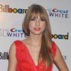 Taylor Swift pose lors de la cérémonie des Billboard Music Awards 2011, le 2 décembre 2011 à Los Angeles.