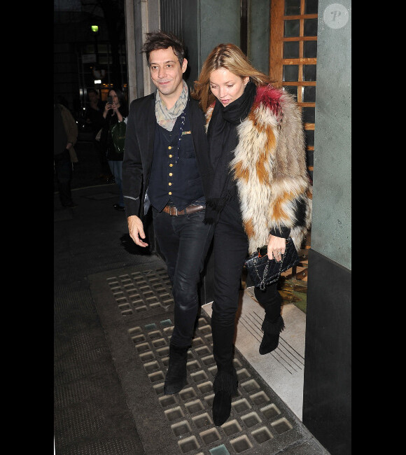 Jamie Hince et Kate Moss à Londres le 2 décembre 2011