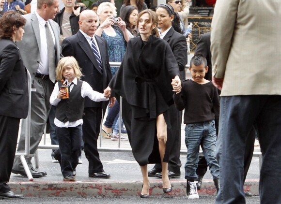 Angelina Jolie et ses enfants Shiloh et Maddox à Los Angeles le 22 mai 2011