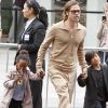 Brad Pitt et ses enfants Zahara et Pax à Los Angeles le 22 mai 2011