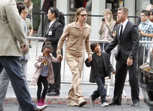 Brad Pitt et ses enfants Zahara et Pax à Los Angeles le 22 mai 2011