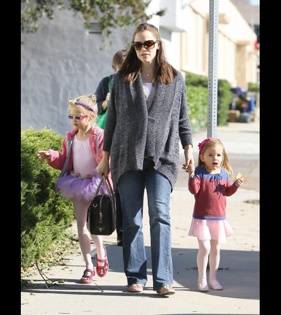 Jennifer Garner et ses filles Violet et Seraphina se rendent à leur cours de danse, samedi 3 décembre 2011, à Los Angeles