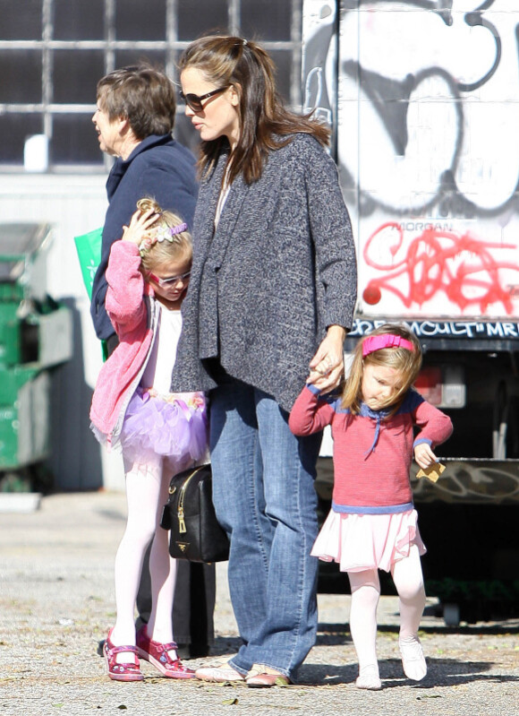 Jennifer Garner emmène ses filles Violet et Seraphina à leur cours de danse, samedi 3 décembre 2011, à Los Angeles