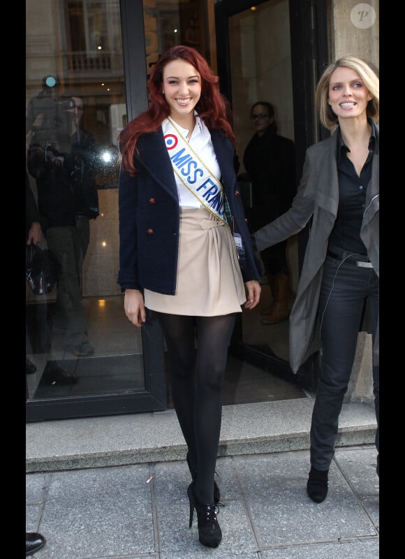 Delphine Wespiser, Miss France 2012, affiche ses sublimes gambettes auprès de Sylvie Tellier arrivent dans les locaux d'Europe 1 le lundi 5 décembre 2011
