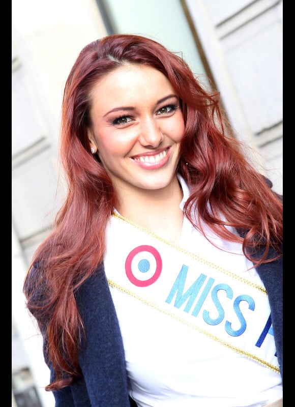 Delphine Wespiser : Miss France 2012, sublime, lorsqu'elle arrive dans les locaux d'Europe 1 le lundi 5 décembre 2011