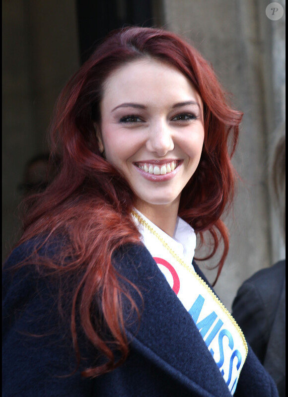 Delphine Wespiser, Miss France 2012, arrive dans les locaux d'Europe 1 le lundi 5 décembre 2011
