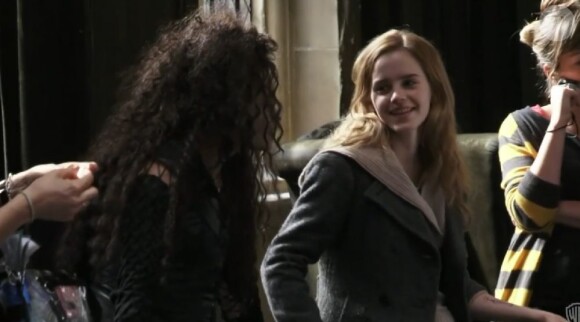 Emma Watson et Helena Bonham Carter dans les bonus du DVD Harry Potter et les reliques de la mort - Partie 2, sorti en novembre 2011.
