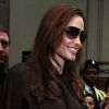 L'actrice et désormais réalisatrice Angelina Jolie, souriante à la vue des fans et des photographes à New York, le 5 novembre 2011.