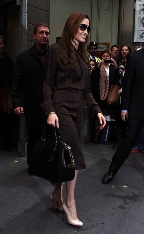 L'actrice et désormais réalisatrice Angelina Jolie, souriante à la vue des fans et des photographes à New York, le 5 novembre 2011.