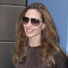 L'actrice et réalisatrice Angelina Jolie, renversante de beauté et de style, retrouve le sourire après l'attaque virulente dont elle a fait l'objet. New York, le 5 novembre 2011.