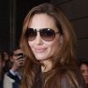 Inséparable de ses lunettes aviateur, Angelina Jolie était rayonnante de beauté à la sortie de son hôtel à New York, le 5 novembre 2011.