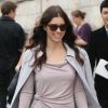 Jessica Biel, lumineuse en Valentino pour le défilé du même créateur italien au Jardin des Tuileries. Paris, octobre 2011.