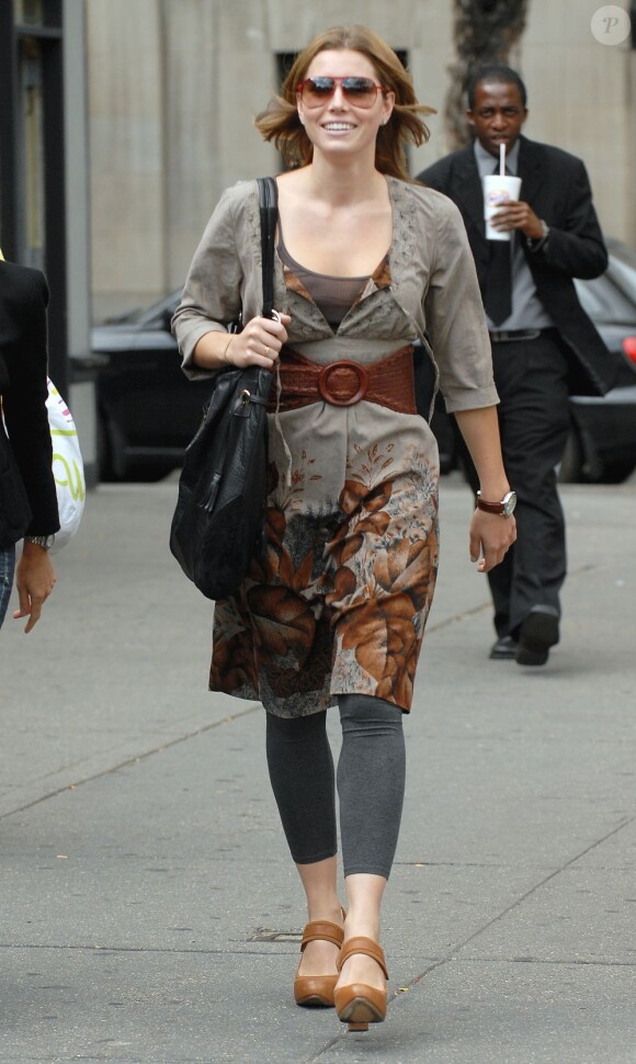 A la ville et en plein, Jessica Biel a souvent effectué des fashion faux pas. Adepte d'un look décontracté, elle tombe ici dans le mauvais goût. New York en septembre 2006.
