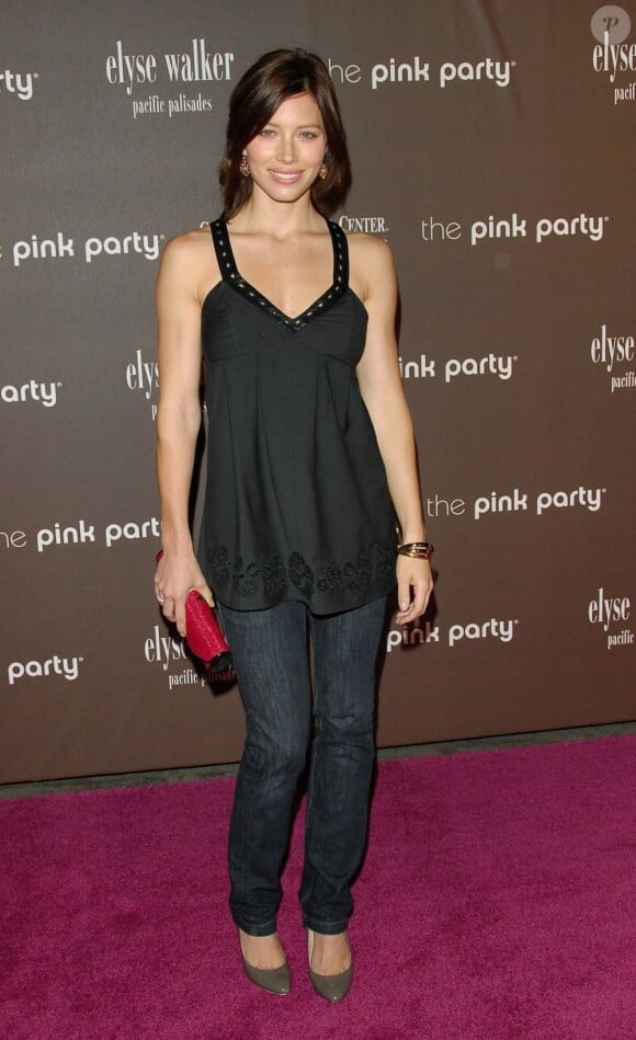 Jessica Biel se rend à une Pink Party, sans le moindre vêtement rose et dans un look pas très glamour. Septembre 2007.