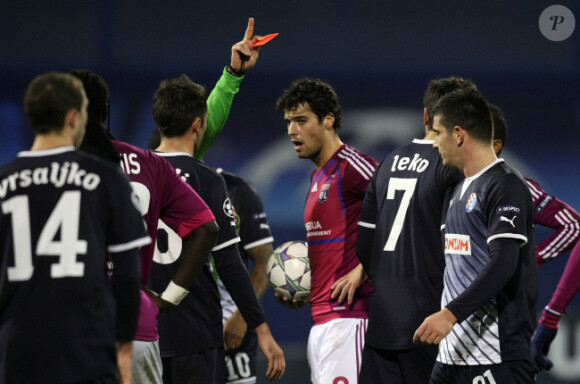 Le Croate Leko se fait expulser sous les yeux de Yoann Gourcuff  au cours du match entre L'Olympique Lyonnais et le Dinamo Zagreb (7-1) le 7 décembre 2011 à Zagreb