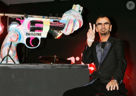 Ringo Starr inaugure sa version du célèbre Knotted Gun en hommage à John Lennon, assassiné il y a 31 ans, à Londres, le 8 décembre 2011.