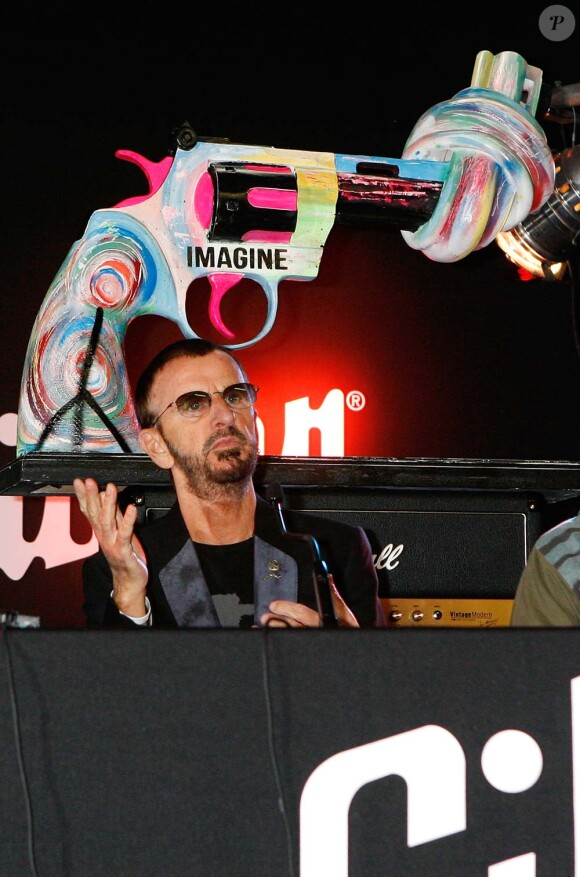 Ringo Starr inaugure sa version du célèbre Knotted Gun en hommage à John Lennon, assassiné il y a 31 ans, à Londres, le 8 décembre 2011.