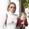 Ali Larter et son fils se promènent dans les rues de Los Angeles le 7 décembre 2011