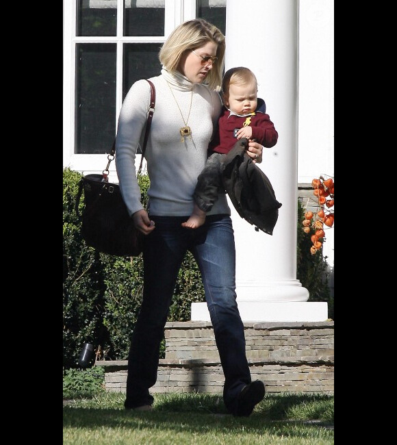 Ali Larter : une vraie maman poule quand elle est avec son fils Theodore à Brentwood à Los Angeles le 7 décembre 2011 