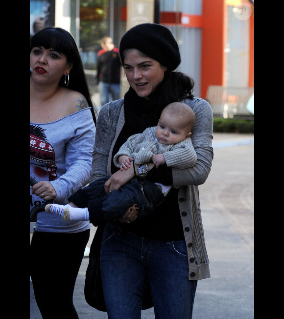 Selma Blair : craquante avec son fils Arthur à Los Angeles le 7 décembre 2011
