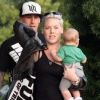 Pink, son mari Carey Hart et la petite Willow le 9 décembre 2011 à Los Angeles