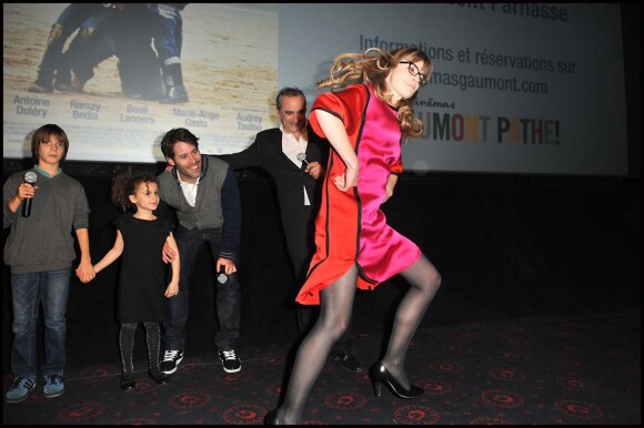 Isabelle Carré danse le quadrille devant Jalil lespert, Antoine Duléry et le public à l'avant-première Des vents contraires à Paris, le 12 décembre 2011.