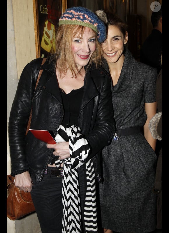 Julie Depardieu et Clotilde Courau lors de la générale de la pièce Quadrille à Paris le 12 décembre 2011