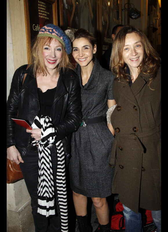 Julie Depardieu, Clotilde Courau et Sylvie Testud lors de la générale de la pièce Quadrille à Paris le 12 décembre 2011